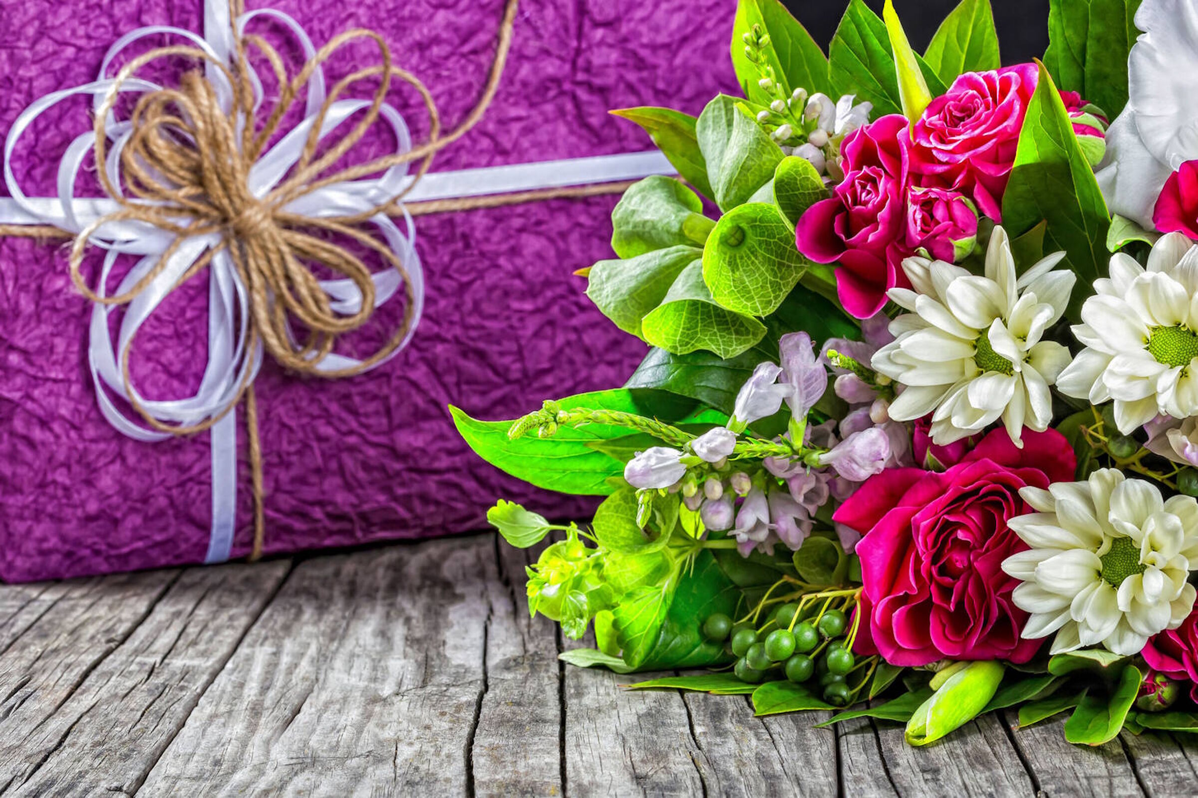 Цветы и подарок в коробке