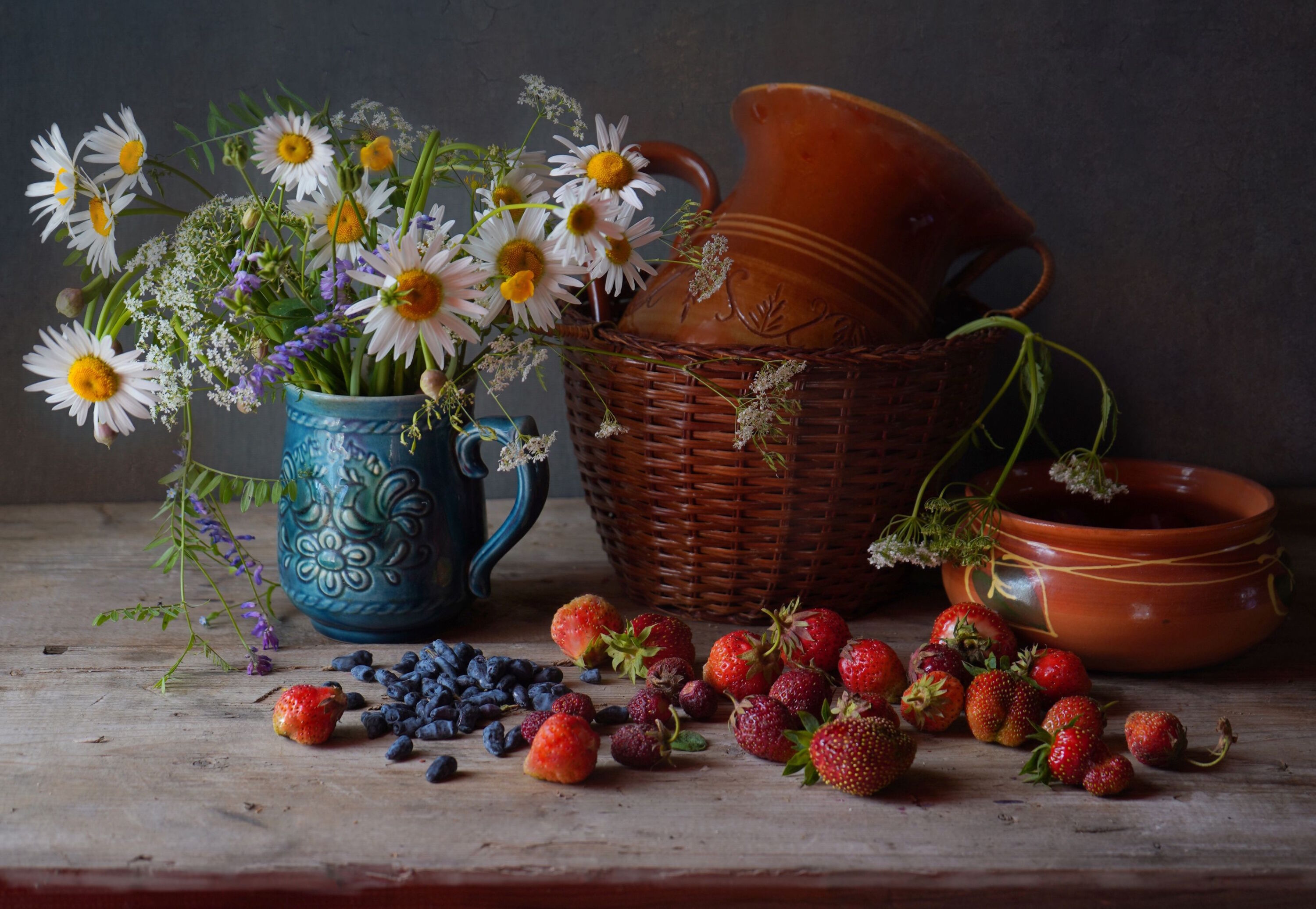 Полевые ромашки и ягоды