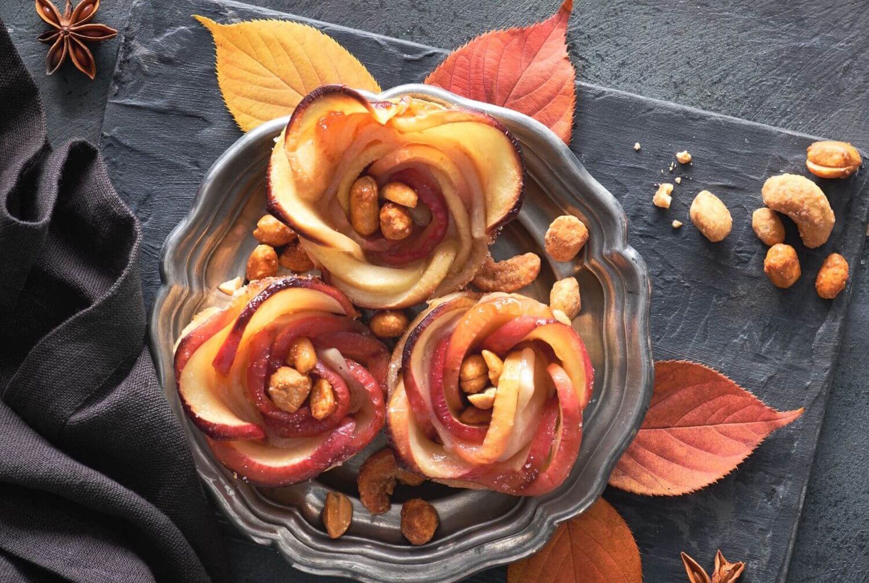 Яблочные розы с орехами