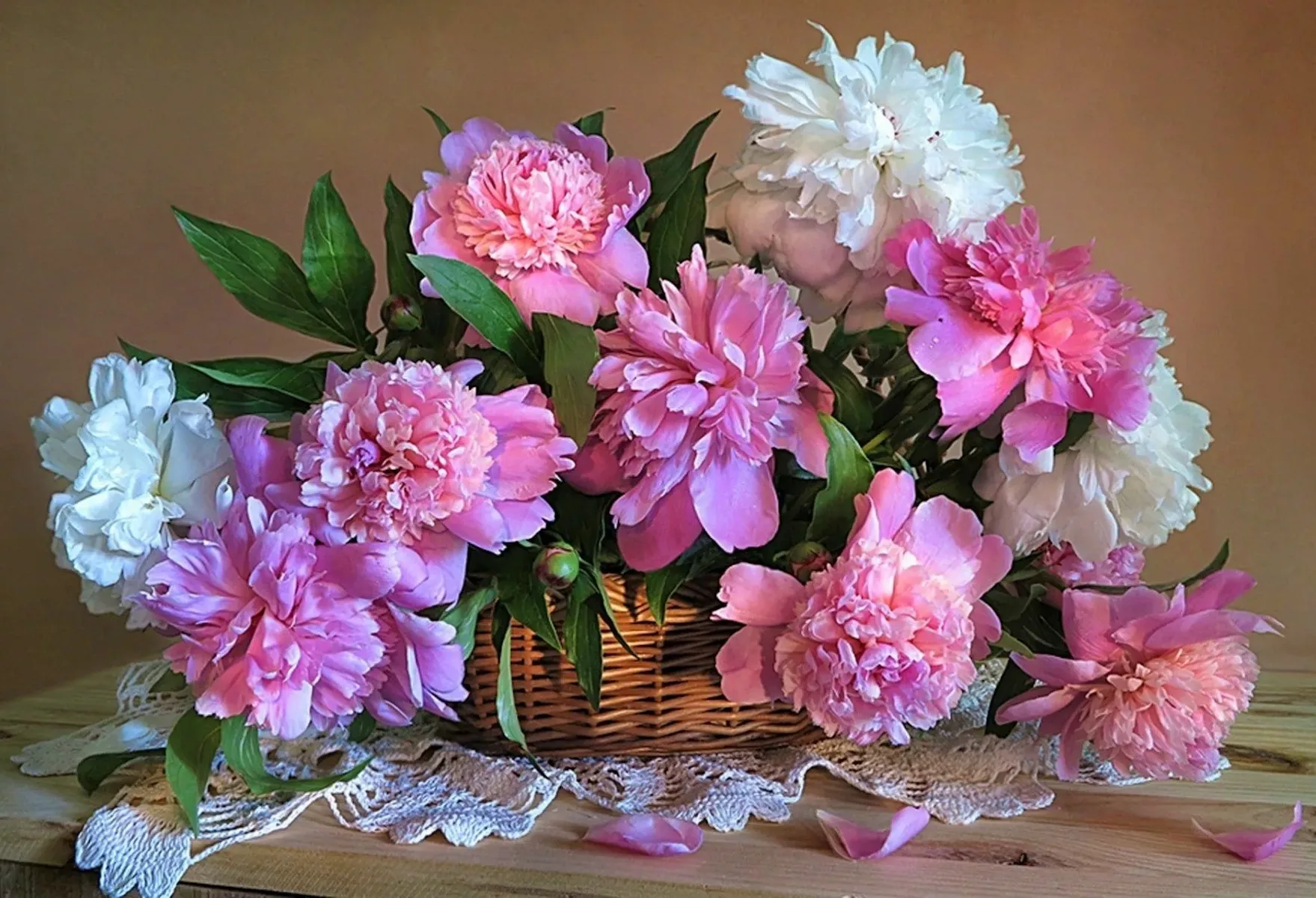 Букет пионов и салфетка