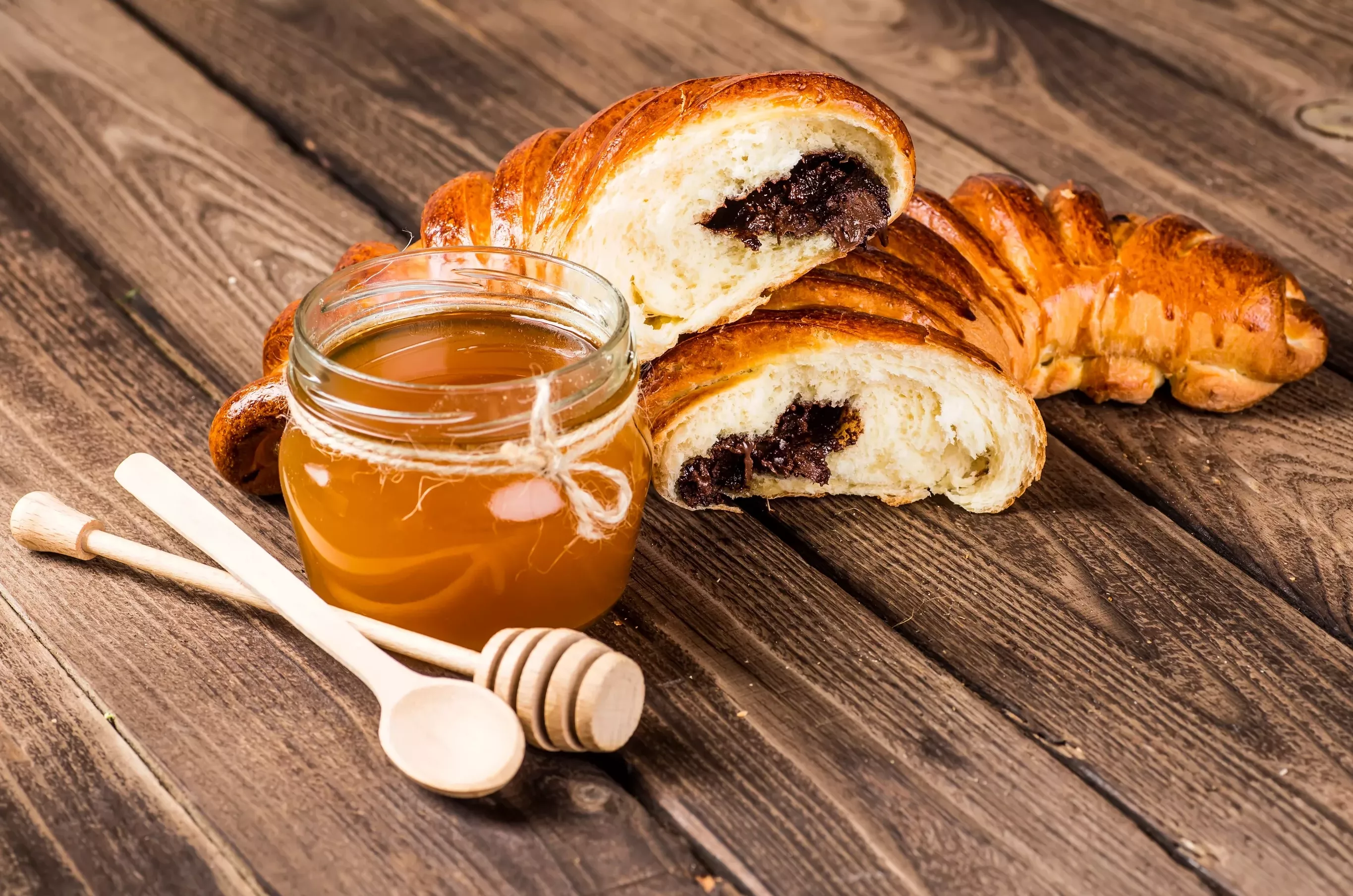 Булочка с шоколадом и медом