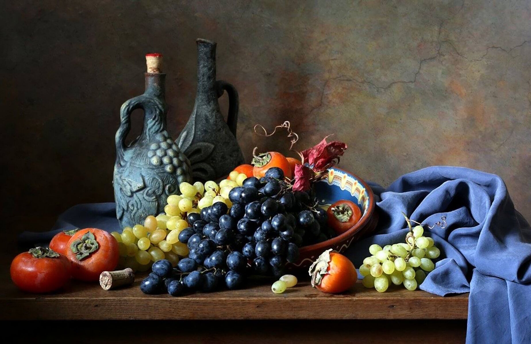 Кувшины и виноград