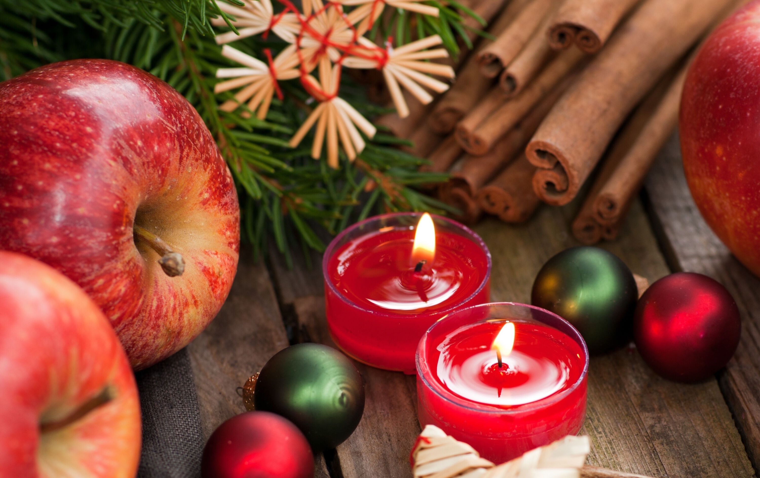Красные свечи и яблоки