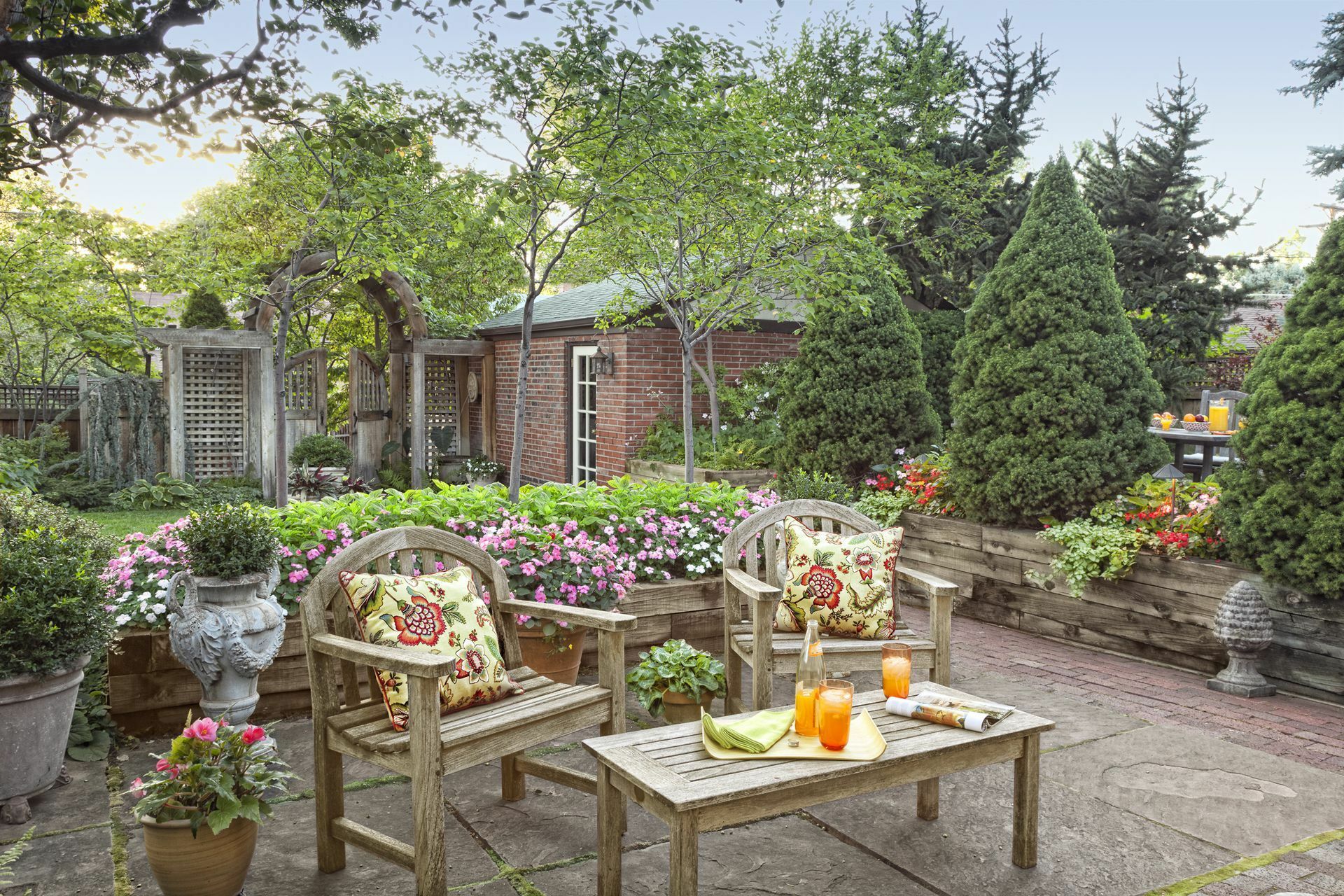 В уютном саду