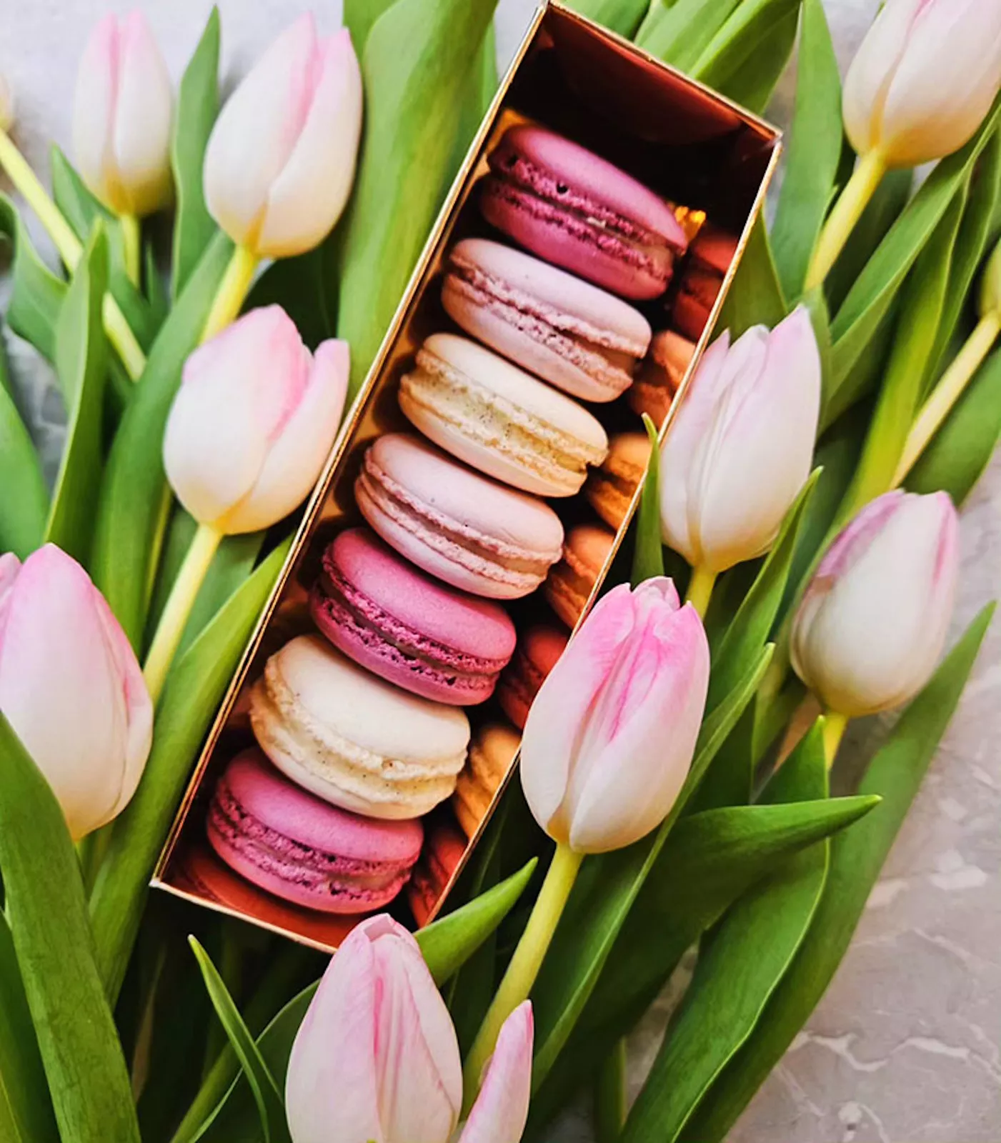 Тюльпаны и пирожные