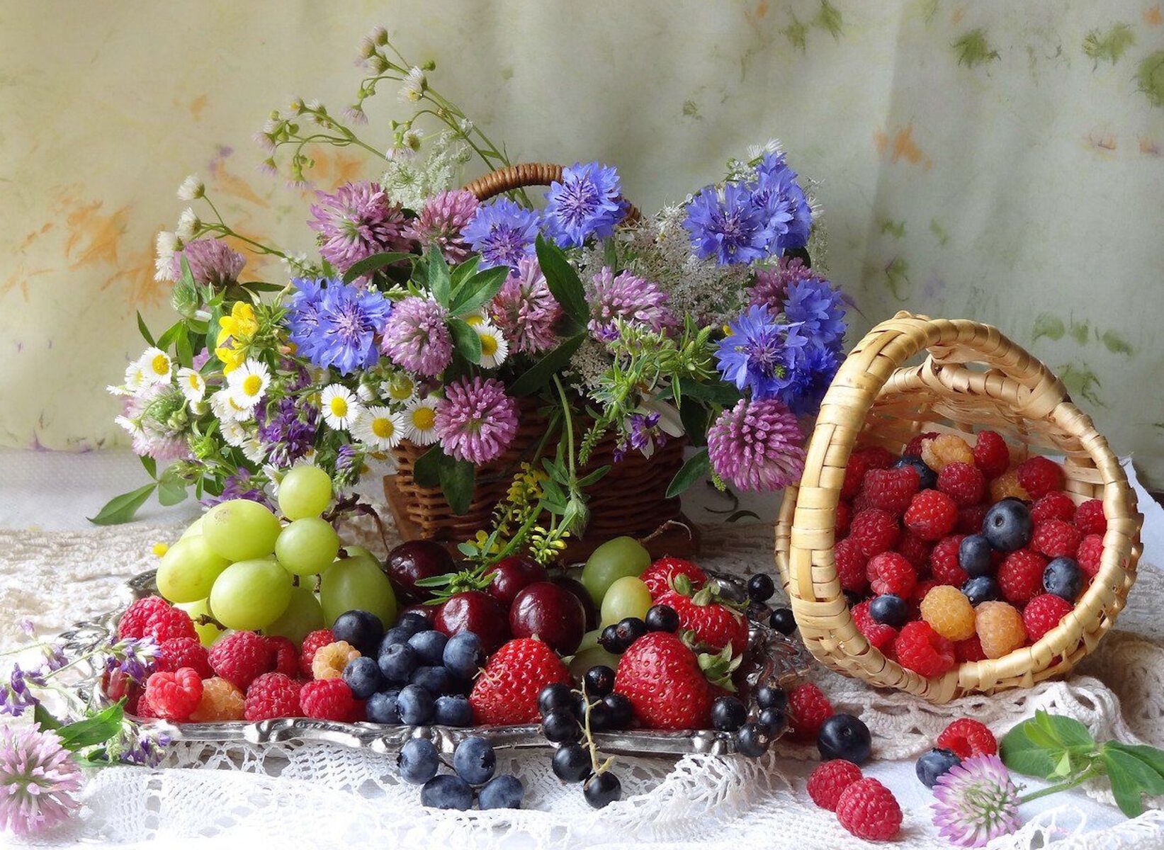 Цветы и ягодный микс