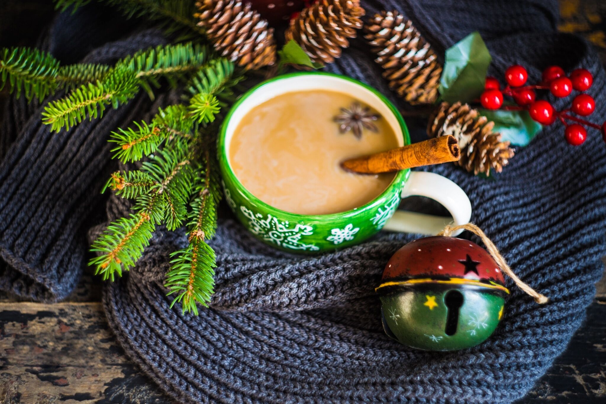 Напиток в зеленой чашке