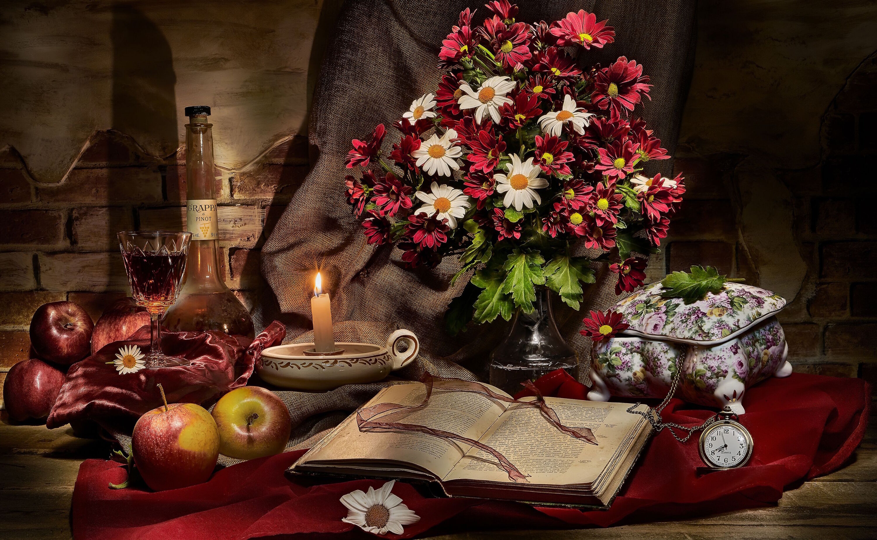 Букет и книга