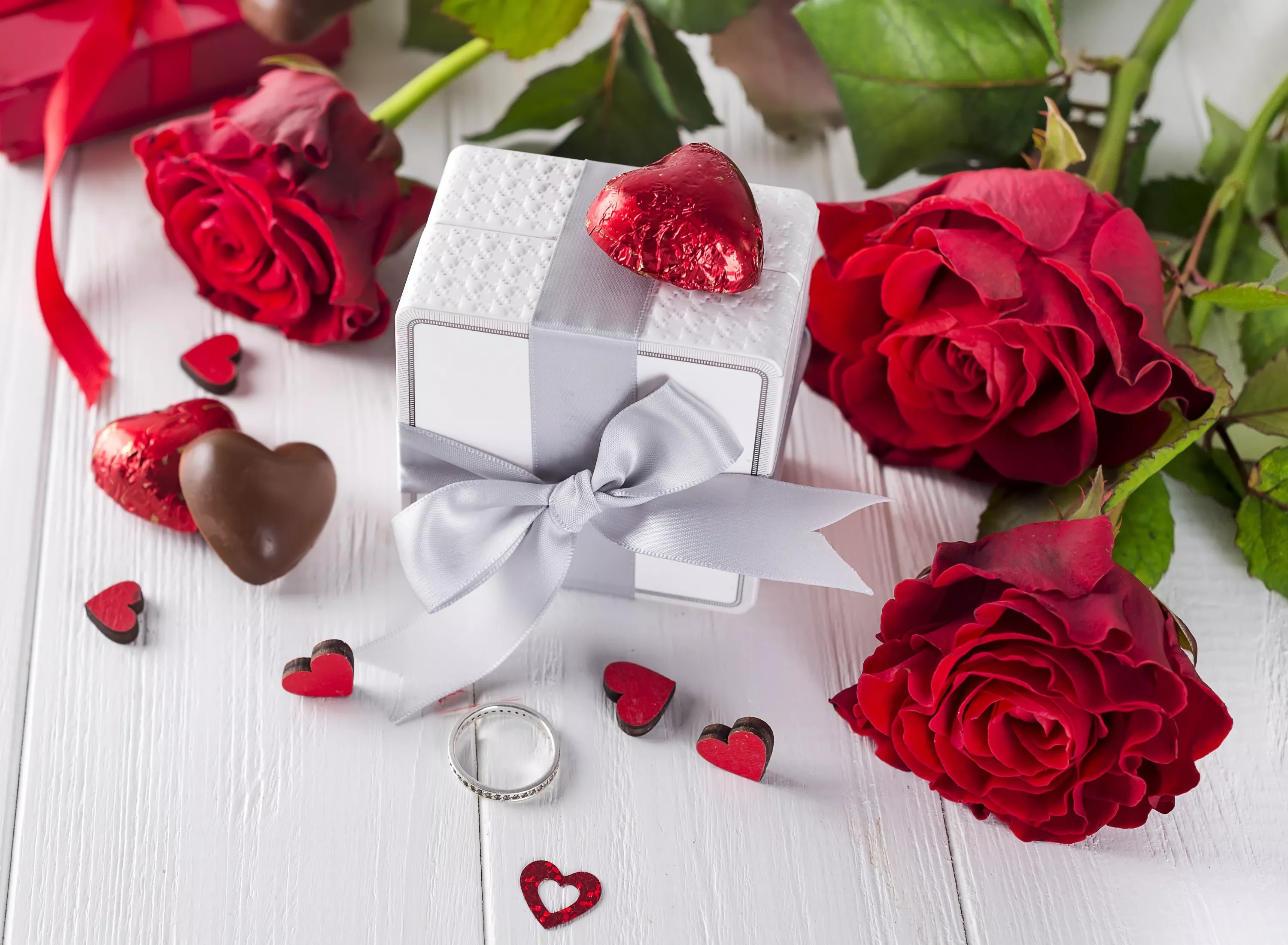 Розы, подарок и конфеты