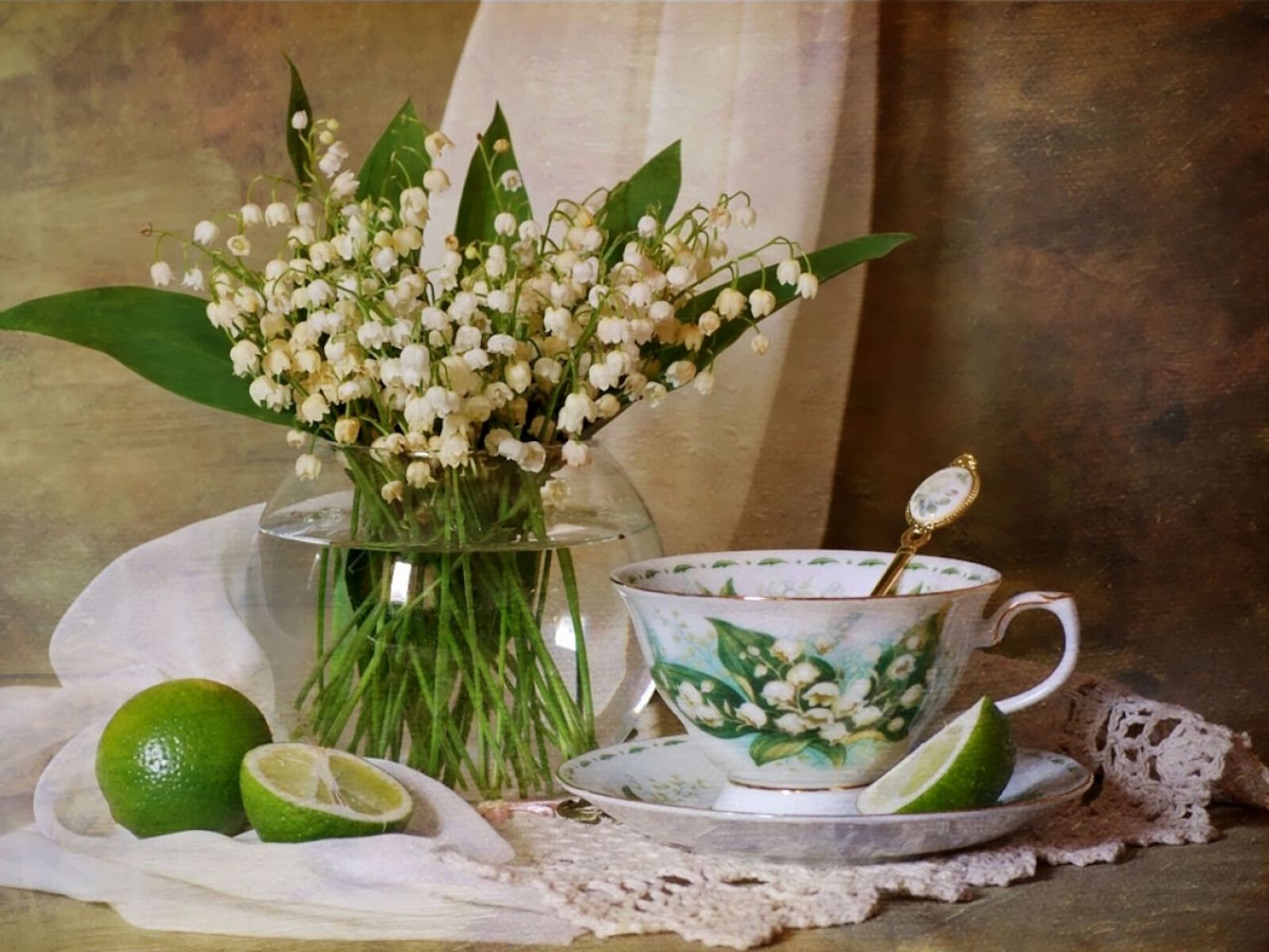 Ландыши и чай с лаймом