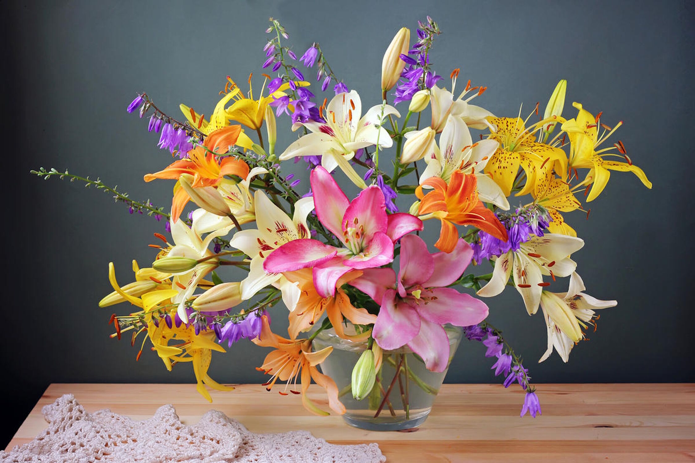 Лилии разные в вазе