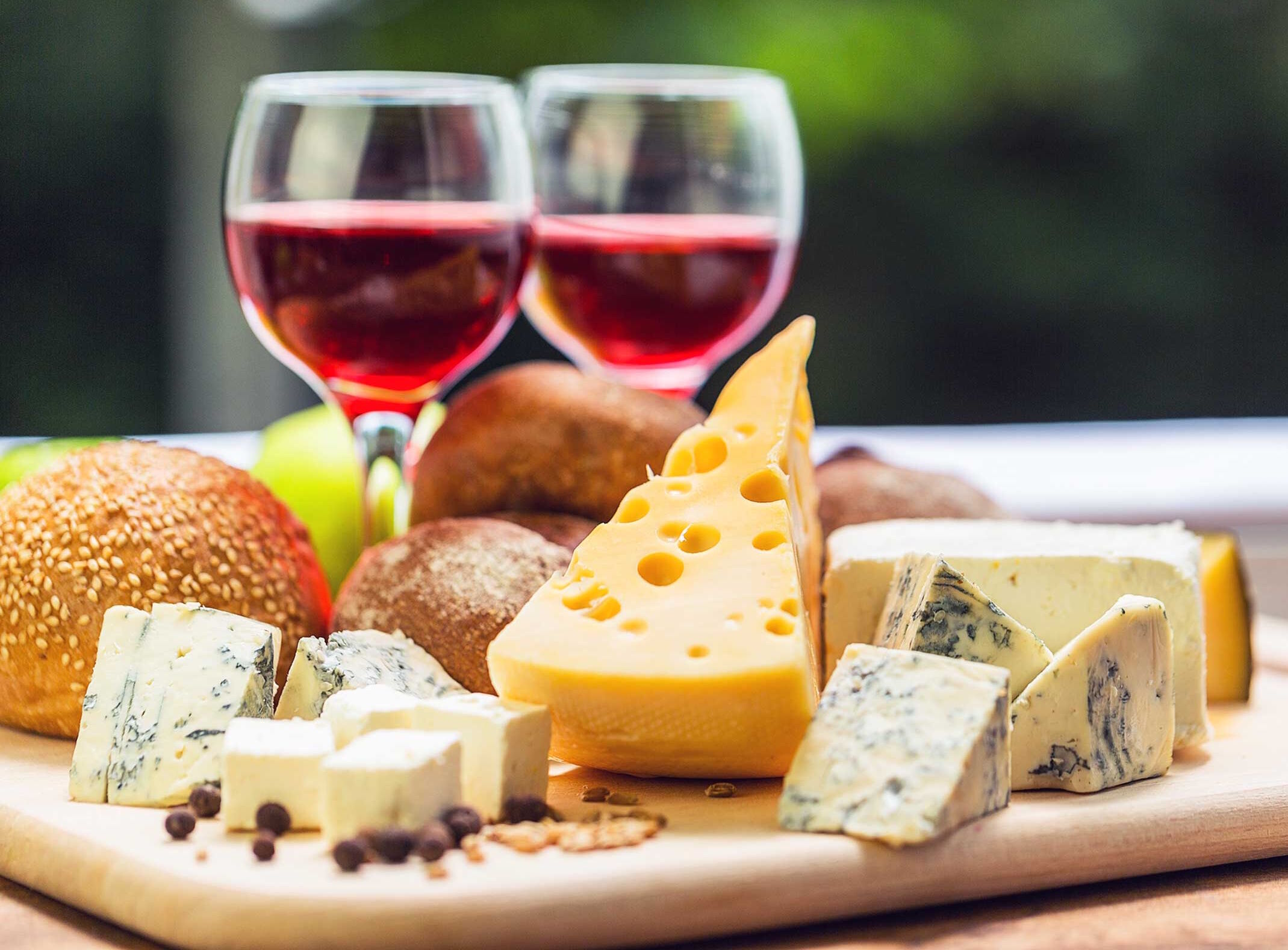 Вино и разные сыры