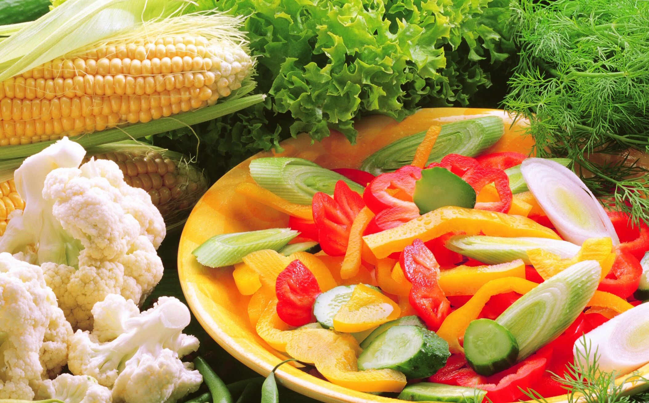 Овощи в тарелке и зелень