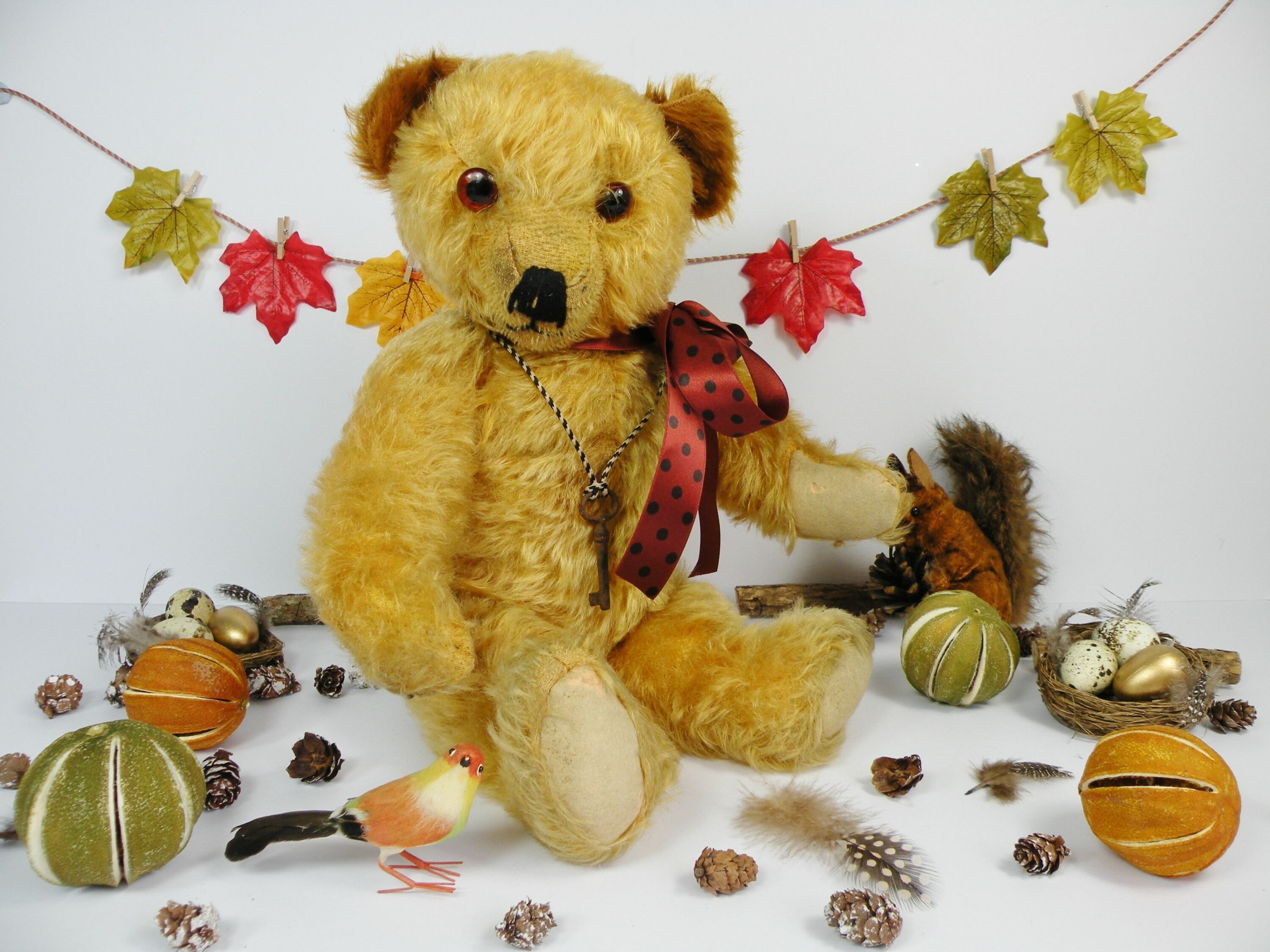 Листья и мишка