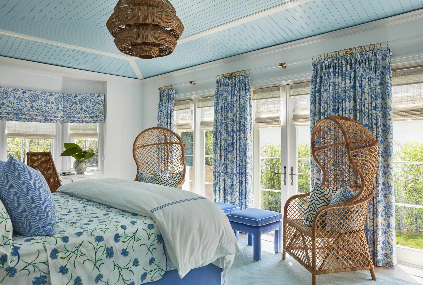 Спальня с синими узорами