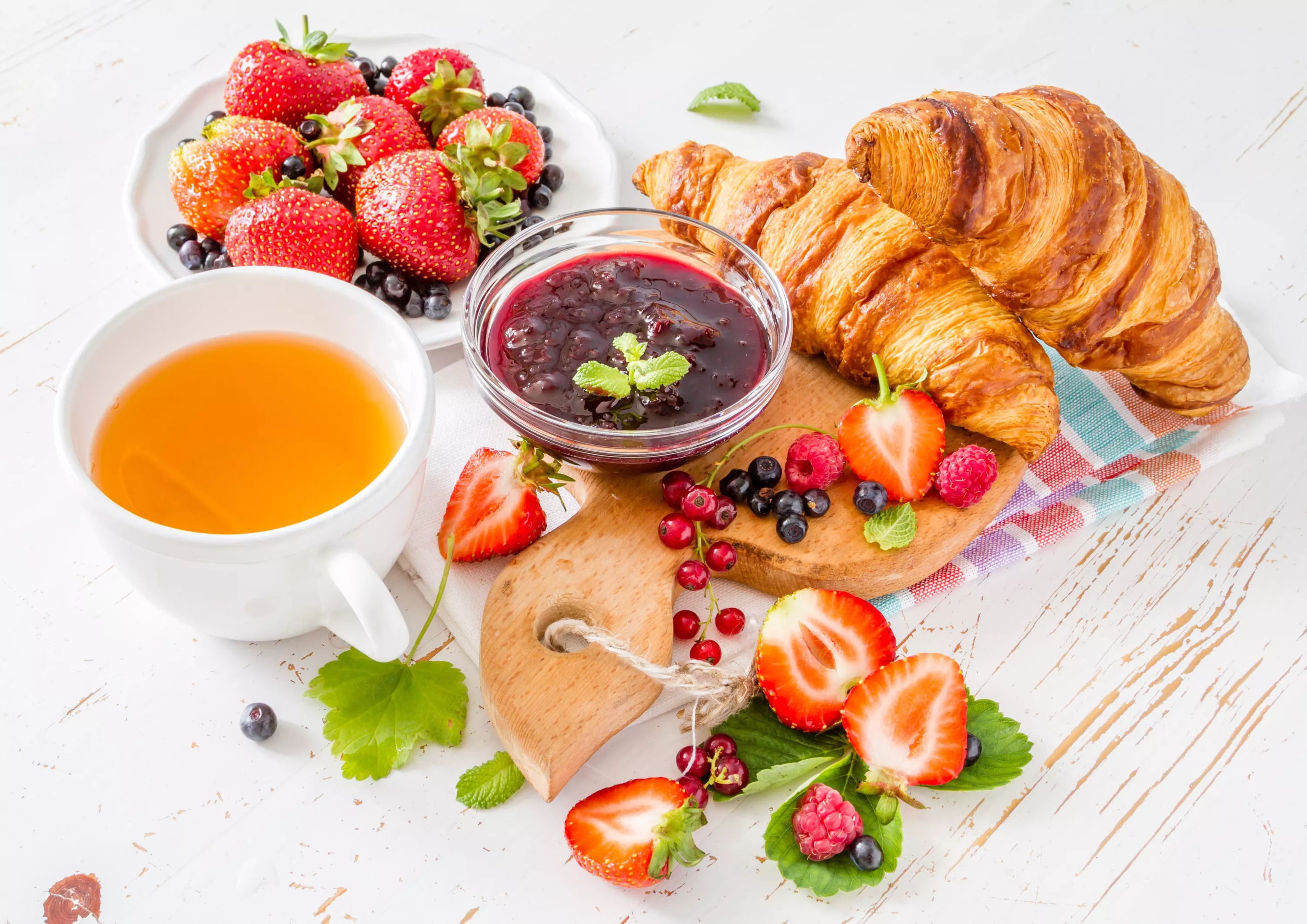 Круассаны, ягоды и сок