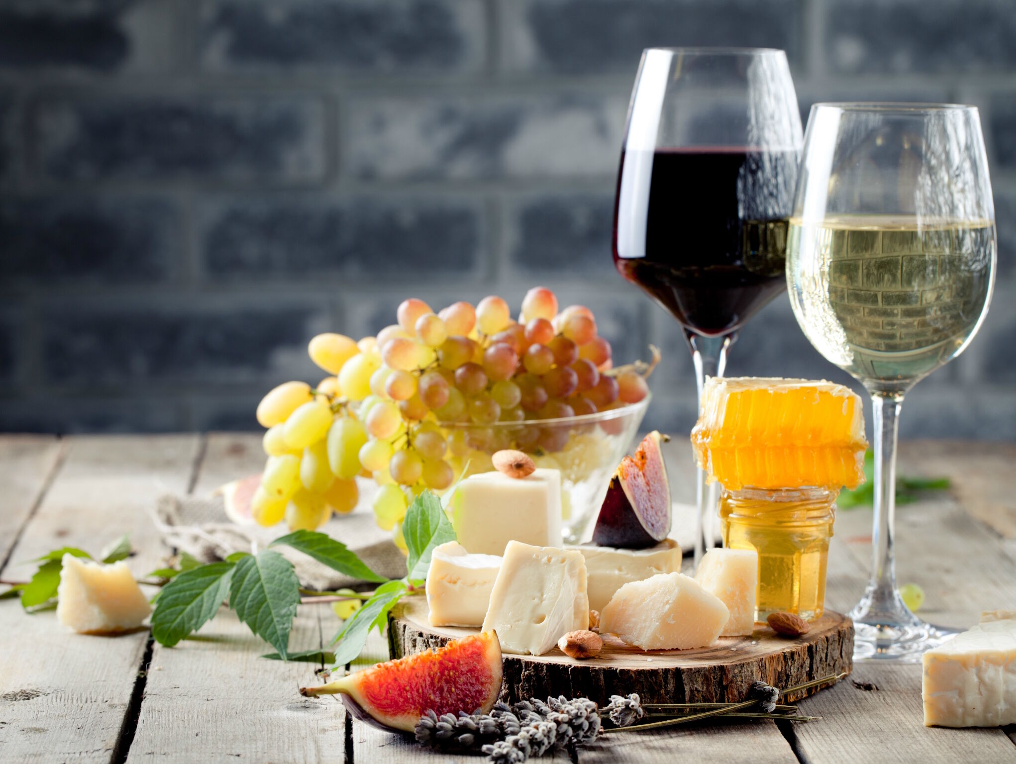 Вино разное и сыр