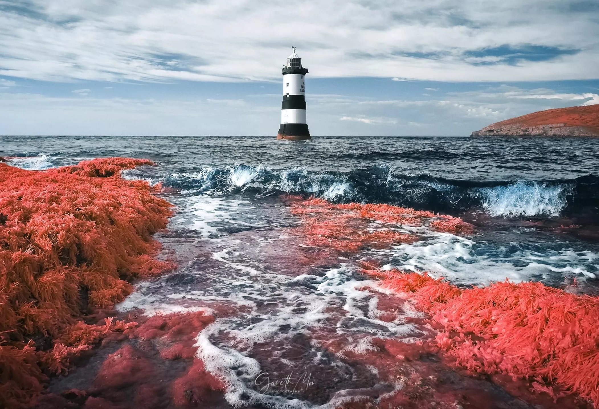 Маяк и красный берег