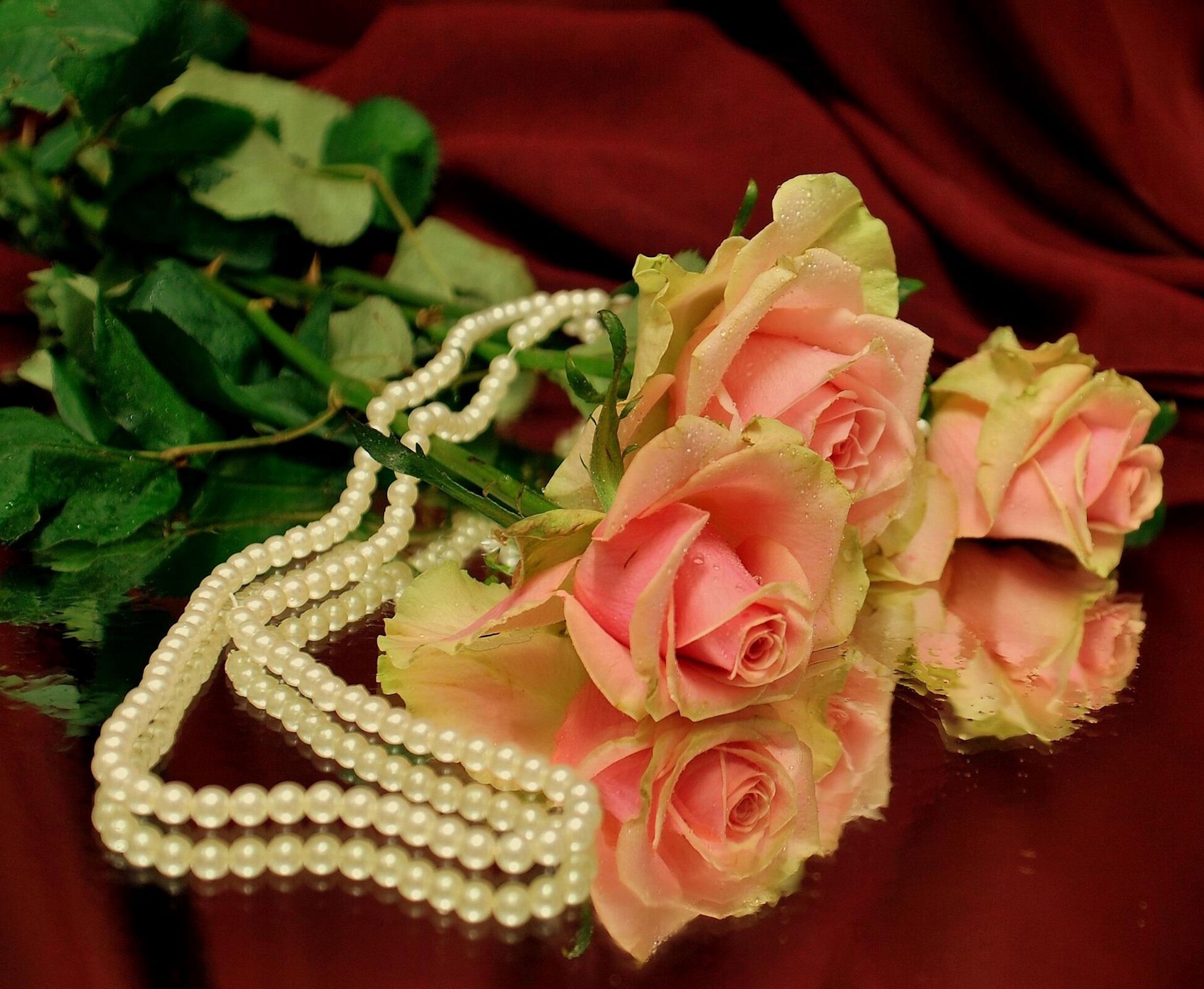 Розы и жемчужное ожерелье