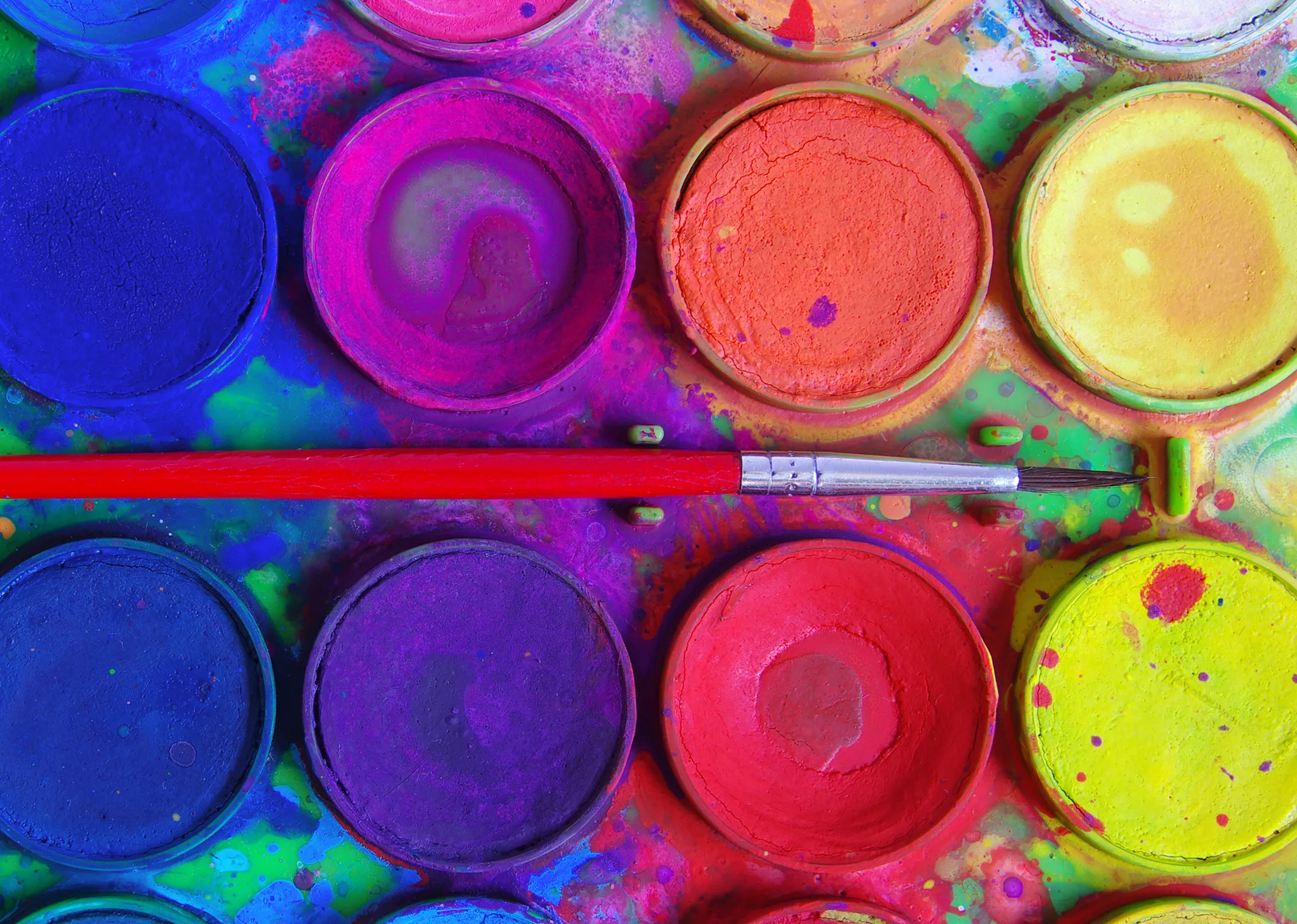 Краски и кисточка