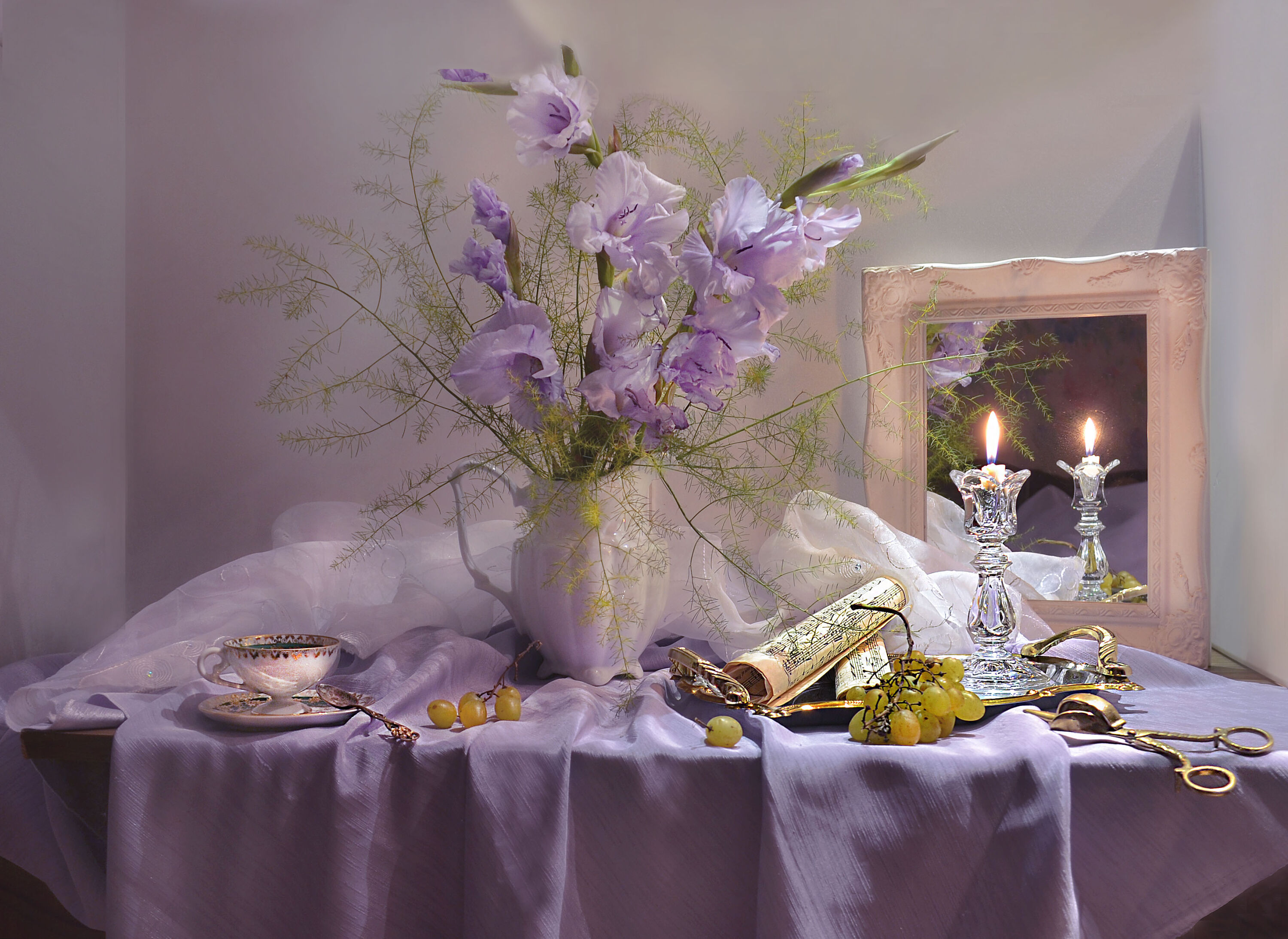 Сиреневые гладиолусы на столе