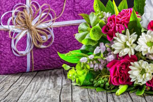 Цветы и подарок в коробке