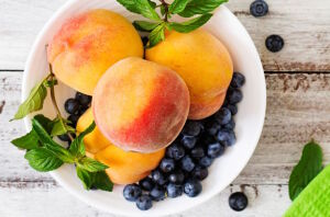 Персики с черникой