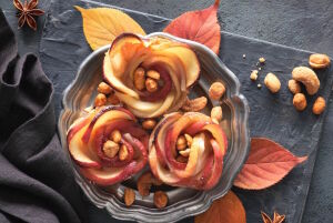 Яблочные розы с орехами