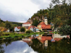 Дома у берега реки