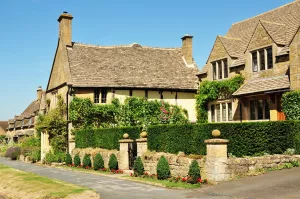 Деревня со старыми домами