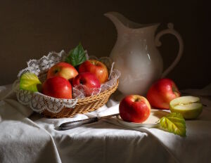 Красные яблоки и кувшин