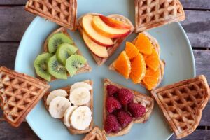 Вафли с разными фруктами