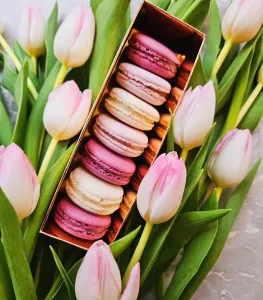 Тюльпаны и пирожные