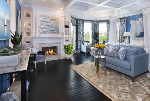 Голубая спальня с камином