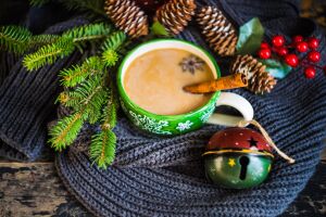 Напиток в зеленой чашке