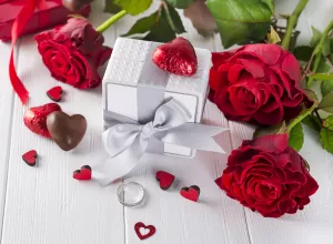 Розы, подарок и конфеты