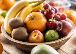 Тарелка с разными фруктами