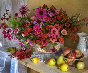 Букет и фрукты на столе