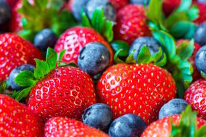 Сочная клубника с черникой