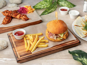 Бургер, картошка и курица