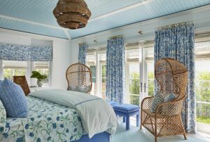 Спальня с синими узорами