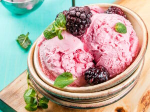 Мороженое с ежевикой и мятой