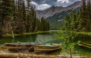 Зеленое озеро и лодки