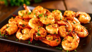 Жареные креветки с зеленью