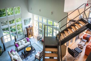 Дом с лестницей