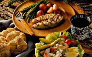 Рыба с овощами и салат