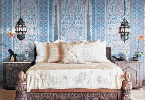 Расписная синяя стена