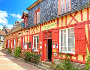 Ресторан в красном доме