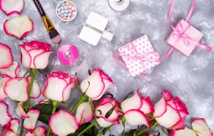 Букет из роз и подарочки