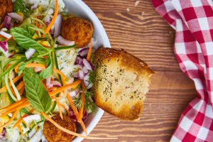 Гренки в салате